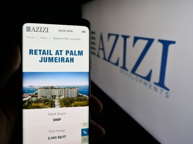 Stuttgart, Almanya - 06-18-2025: BAE geliştirme şirketi Azizi Developments 'ın web sayfası olan cep telefonu logosu önünde ekranda. Telefon ekranının merkezine odaklan.