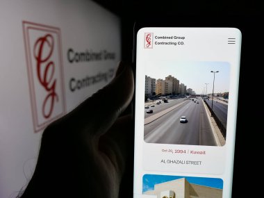 Stuttgart, Almanya - 06-18-2025: Combined Group Contracting Company 'nin (CGC) web sayfası olan cep telefonu logosu önünde ekranda. Telefon ekranının merkezine odaklan.