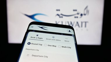Stuttgart, Almanya - 06-18-2025: Havayolu şirketi Kuveyt Havayolları 'nın web sitesiyle birlikte logo önünde cep telefonu. Telefon ekranının sol üst kısmına odaklan.