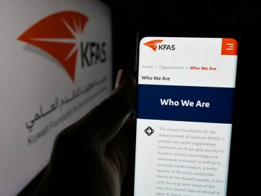 Stuttgart, Almanya - 06-19-2025: Kuveyt Bilimleri Vakfı 'nın web sayfası olan akıllı telefon sahibi kişi logonun önünde ekranda. Telefon ekranının merkezine odaklan.