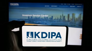 Stuttgart, Almanya - 06-19-2025: Kuveyt yatırım tanıtım yetkilisi KDIPA 'nın logosunun bulunduğu cep telefonu web sayfası önünde ekranda. Telefon ekranına odaklan.