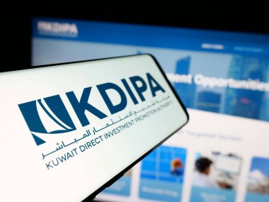 Stuttgart, Almanya - 06-19-2025: Kuveyt yatırım tanıtım otoritesinin logosuna sahip akıllı telefon web sitesinin önünde ekranda. Telefon ekranının merkez soluna odaklan.