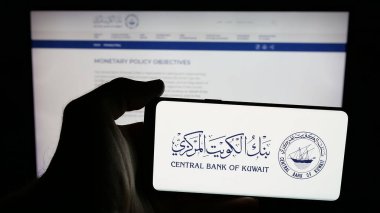 Stuttgart, Almanya - 06-19-2025: Kuveyt Merkez Bankası 'nın (CBK) logosunun bulunduğu cep telefonu web sayfası önünde ekranda. Telefon ekranına odaklan.