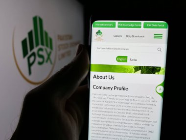 Stuttgart, Almanya - 06-20-2025: Pakistan Menkul Kıymetler Borsası Limited (PSX) şirketinin web sayfasını elinde tutan kişi logonun önünde ekranda. Telefon ekranının merkezine odaklan.