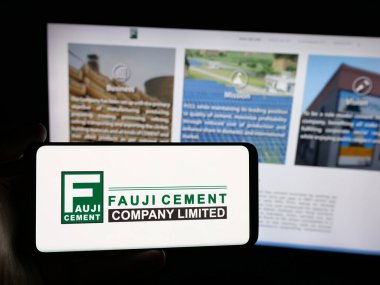 Stuttgart, Almanya - 06-20-2025: Pakistanlı firma Fauji Çimento Şirketi Ltd. 'nin logosuna sahip kişi web sitesinin önünde ekranda. Telefon ekranına odaklan.