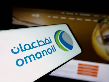 Stuttgart, Almanya - 06-20-2025: İnternet sitesi önünde ekranda Umman Petrol Pazarlama Şirketi (OOMCO) logosu bulunan akıllı telefon. Telefon ekranının merkez soluna odaklan.