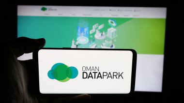 Stuttgart, Almanya - 06-20-2025: Bilgi teknolojisi şirketi Umman Data Park 'ın logosu olan cep telefonu web sayfasının önünde ekranda. Telefon ekranına odaklan.