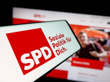 Stuttgart, Almanya - 06-25-2025: İnternet sitesi önünde Sozialdemokratische Partei Deutschlands (SPD) logosuna sahip akıllı telefon. Telefon ekranının merkez soluna odaklan.