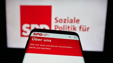 Stuttgart, Almanya - 06-25-2025: Logo önünde Sozialdemokratische Partei Deutschlands (SPD) web sitesi bulunan cep telefonu. Telefon ekranının sol üst kısmına odaklan.