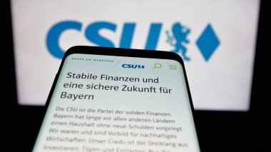 Stuttgart, Almanya - 06-25-2025: Bayern CSU 'da parti Christlich-Soziale Union web sitesi bulunan cep telefonu logonun önünde ekranda. Telefon ekranının sol üst kısmına odaklan.