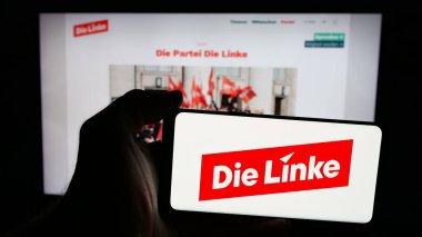 Stuttgart, Almanya - 06-25-2025: Alman sosyalist partisi Die Linke 'ın logosunun bulunduğu cep telefonu web sitesinin önünde ekranda. Telefon ekranına odaklan.