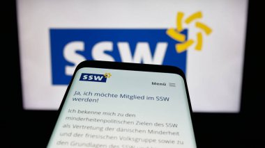 Stuttgart, Almanya - 06-26-2025: Logonun önünde Alman Suedschleswigscher Waehlerverband (SSW) web sitesi bulunan cep telefonu. Telefon ekranının sol üst kısmına odaklan.