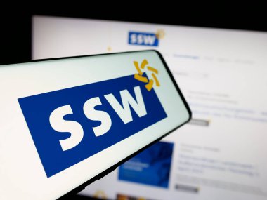 Stuttgart, Almanya - 06-26-2025: İnternet sitesinin önünde üzerinde Alman Sdschleswigscher Whaelerbandı (SSW) logosu bulunan akıllı telefon. Telefon ekranının merkez soluna odaklan.