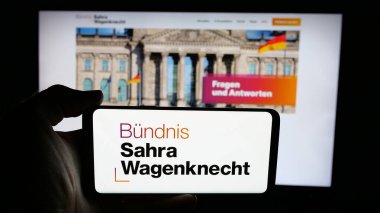 Stuttgart, Almanya - 06-26-2025: Alman partisi Buendnis Sahra Wagenknecht 'in logosunun bulunduğu cep telefonu web sayfası önünde. Telefon ekranına odaklan.