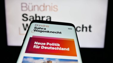 Stuttgart, Almanya - 06-26-2025: Alman partisi Bundnis Sahra Wagenknecht 'in (BSW) yer aldığı cep telefonu logonun önünde ekranda. Telefon ekranının sol üst kısmına odaklan.