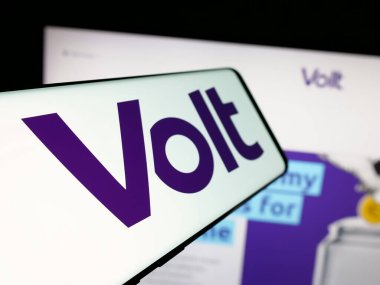 Stuttgart, Almanya - 06-26-2025: İnternet sitesi önünde ekranda Avrupa siyasi partisi Volt Europa 'nın logosuna sahip akıllı telefon. Telefon ekranının soluna odaklan.