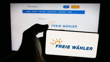 Stuttgart, Almanya - 06-26-2025: Alman siyasi partisi Freie Waehler 'in logosunun bulunduğu cep telefonu web sitesinin önünde ekranda. Telefon ekranına odaklan.