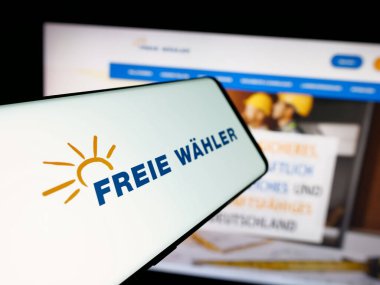 Stuttgart, Almanya - 06-26-2025: Alman siyasi partisi Freie Wahler 'in logosunun yer aldığı akıllı telefon web sitesinin önünde ekranda. Telefon ekranının merkez soluna odaklan.
