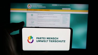 Stuttgart, Almanya - 06-26-2025: Alman siyasi partisi Tierschutzpartei 'nin logosunun bulunduğu cep telefonu web sayfası önünde ekranda. Telefon ekranına odaklan.
