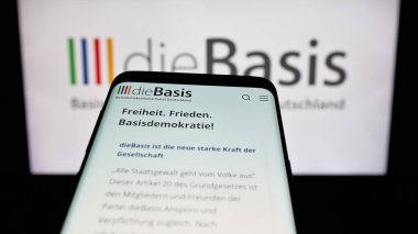 Stuttgart, Almanya - 06-26-2025: Logonun önünde Alman Basisdemotische Partei 'nin (dieBasis) web sitesi bulunan cep telefonu. Telefon ekranının sol üst kısmına odaklan.