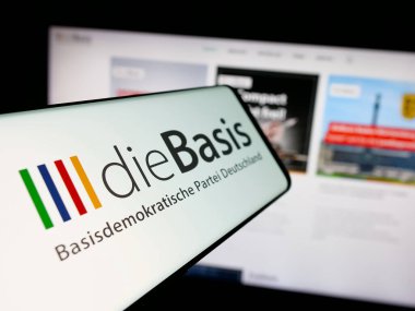 Stuttgart, Almanya - 06-26-2025: Web sitesi önünde ekranda Alman Basisdemokratische Partei (dieBasis) logosu bulunan akıllı telefon. Telefon ekranının merkez soluna odaklan.
