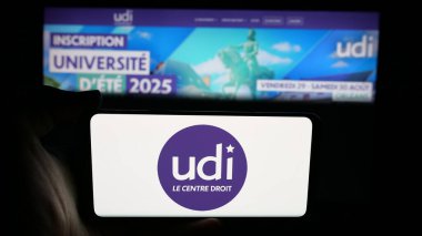 Stuttgart, Almanya - 06-26-2025: Union des Democrates et Independants (UDI) logosunun bulunduğu cep telefonu web sayfası önünde ekranda. Telefon ekranına odaklan.