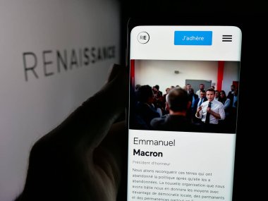 Stuttgart, Almanya - 06-26-2025: Fransız siyasi partisi Rönesans 'ın (RE) web sayfası logonun önünde duran kişi. Telefon ekranının merkezine odaklan.