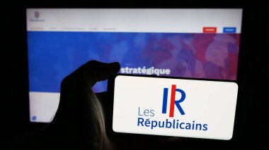 Stuttgart, Almanya - 06-26-2025: Fransız siyasi partisi Les Republicains 'in (LR) logosunun bulunduğu cep telefonu web sitesinin önünde. Telefon ekranına odaklan.
