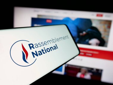 Stuttgart, Almanya - 06-26-2025: İnternet sitesinin önünde Fransız partisi Rassemblement National (RN) logosu bulunan akıllı telefon. Telefon ekranının soluna odaklan.