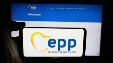 Stuttgart, Almanya - 06-27-2025: İnternet sayfası önünde Avrupa Halk Partisi (EPP) logosu bulunan kişi. Telefon ekranına odaklan.