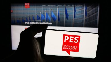 Stuttgart, Almanya - 06-27-2025: Avrupa Sosyalist Partisi 'nin (PES) logosunun yer aldığı cep telefonu web sayfası önünde duruyor. Telefon ekranına odaklan.