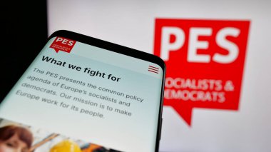 Stuttgart, Almanya - 06-27-2025: Avrupa Sosyalist Partisi 'nin (PES) web sitesi logonun önünde ekranda. Telefon ekranının sol üst kısmına odaklan.