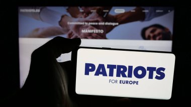 Stuttgart, Almanya - 06-27-2025: Avrupa 'daki siyasi parti Patriots.eu logosunun bulunduğu cep telefonu web sayfasının önünde ekranda. Telefon ekranına odaklan.