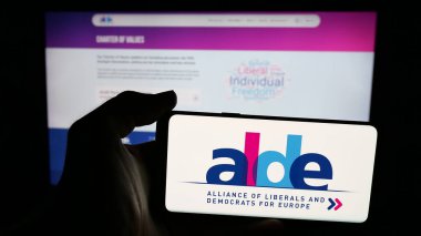 Stuttgart, Almanya - 06-27-2025: Avrupalı liberaller ve demokratların logosu olan cep telefonu sahibi kişi web sitesinin önünde ALDE ekranda. Telefon ekranına odaklan.