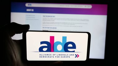 Stuttgart, Almanya - 06-27-2025: Avrupalı liberaller ve demokratlar partisi ALDE 'nin logosunun bulunduğu cep telefonu web sayfası önünde ekranda. Telefon ekranına odaklan.