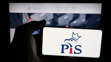 Stuttgart, Almanya - 06-27-2025: Polonya partisi Prawo i Sprawiedliwosc 'un (PiS) logosunun bulunduğu cep telefonu web sayfası önünde duruyor. Telefon ekranına odaklan.