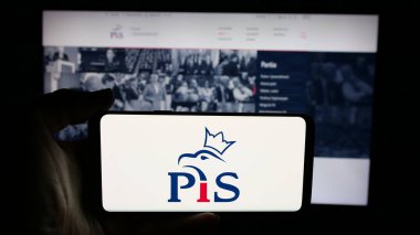 Stuttgart, Almanya - 06-27-2025: Polonya partisi Prawo i Sprawiedliwosc 'un (PiS) logosunun bulunduğu cep telefonu web sayfası önünde. Telefon ekranına odaklan.