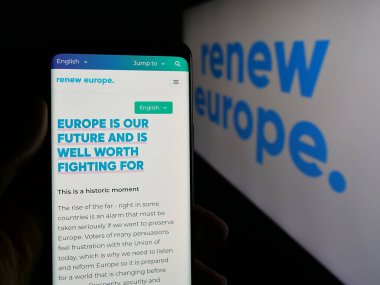 Stuttgart, Almanya - 07-07-2025: AB siyasi grubu Renew Europe 'un İnternet sayfası logo önünde cep telefonu tutan kişi. Telefon ekranının merkezine odaklan.