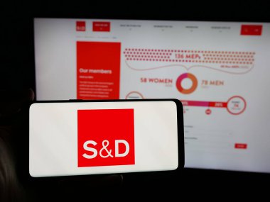 Stuttgart, Almanya - 07-07-2025: Sosyalistler ve Demokratlar İttifakı 'nın (SD) logosuna sahip kişi web sitesi önünde ekranda görülüyor. Telefon ekranına odaklan.