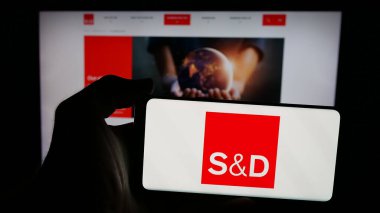 Stuttgart, Almanya - 07-07-2025: Sosyalistler ve Demokratlar İttifakı 'nın (SD) logosunun yer aldığı cep telefonu web sitesinin önünde ekranda. Telefon ekranına odaklan.