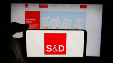 Stuttgart, Almanya - 07-07-2025: Sosyalistler ve Demokratlar İttifakı (SD) logosunun bulunduğu cep telefonu web sayfası önünde ekranda. Telefon ekranına odaklan.
