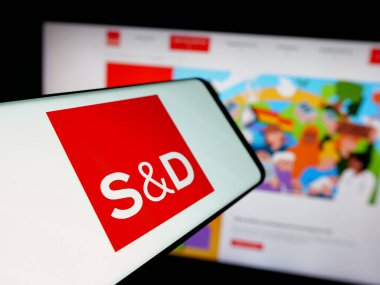 Stuttgart, Almanya - 07-07-2025: İnternet sitesi önünde üzerinde Sosyalist ve Demokratlar İttifakı (SD) logosu bulunan akıllı telefon. Telefon ekranının merkez soluna odaklan.