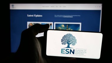 Stuttgart, Almanya - 07-07-2025: İnternet sayfası önünde Avrupa Halk Partisi Grubu 'nun (EPP Group) logosuna sahip cep telefonu sahibi kişi. Telefon ekranına odaklan.