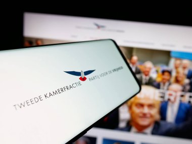 Stuttgart, Almanya - 07-09-2025: İnternet sitesi önünde üzerinde Hollandalı parti Partij voor de Vrijheid (PVV) logosu bulunan akıllı telefon. Telefon ekranının merkez soluna odaklan.