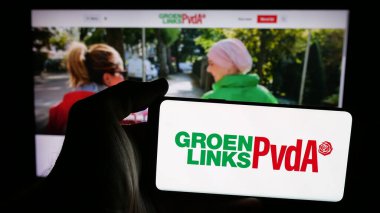 Stuttgart, Almanya - 07-09-2025: Hollanda 'nın siyasi ittifakı GroenLinks-PvdA' nın logosuna sahip cep telefonu web sayfası önünde ekranda. Telefon ekranına odaklan.
