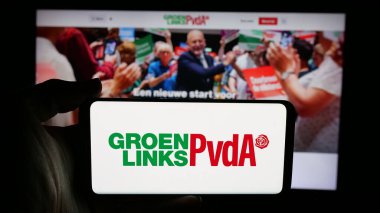 Stuttgart, Almanya - 07-09-2025: Hollandalı siyasi ittifak GroenLinks-PvdA logosunun bulunduğu cep telefonu web sayfası önünde ekranda. Telefon ekranına odaklan.