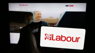 Stuttgart, Almanya - 07-09-2025: İngiliz siyasi partisi İşçi Partisi logosunun bulunduğu cep telefonu web sayfası önünde ekranda. Telefon ekranına odaklan.