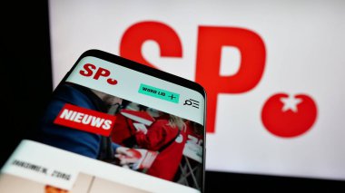 Stuttgart, Almanya - 07-09-2025: Hollanda partisi Socialistische Partij 'in (SP) yer aldığı cep telefonu logosu önünde ekranda. Telefon ekranının sol üst kısmına odaklan.
