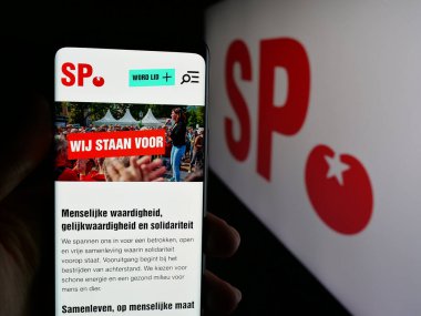 Stuttgart, Almanya - 07-09-2025: Hollandalı parti Socialistische Partij 'in (SP) web sayfası logo önünde bulunan kişi. Telefon ekranının merkezine odaklan.