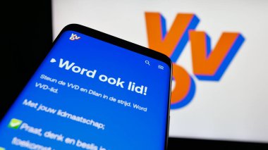 Stuttgart, Almanya - 07-09-2025: Volkspartij voor Vrijheid en Democratie 'nin (VVVD) yer aldığı cep telefonu logonun önünde ekranda. Telefon ekranının sol üst kısmına odaklan.